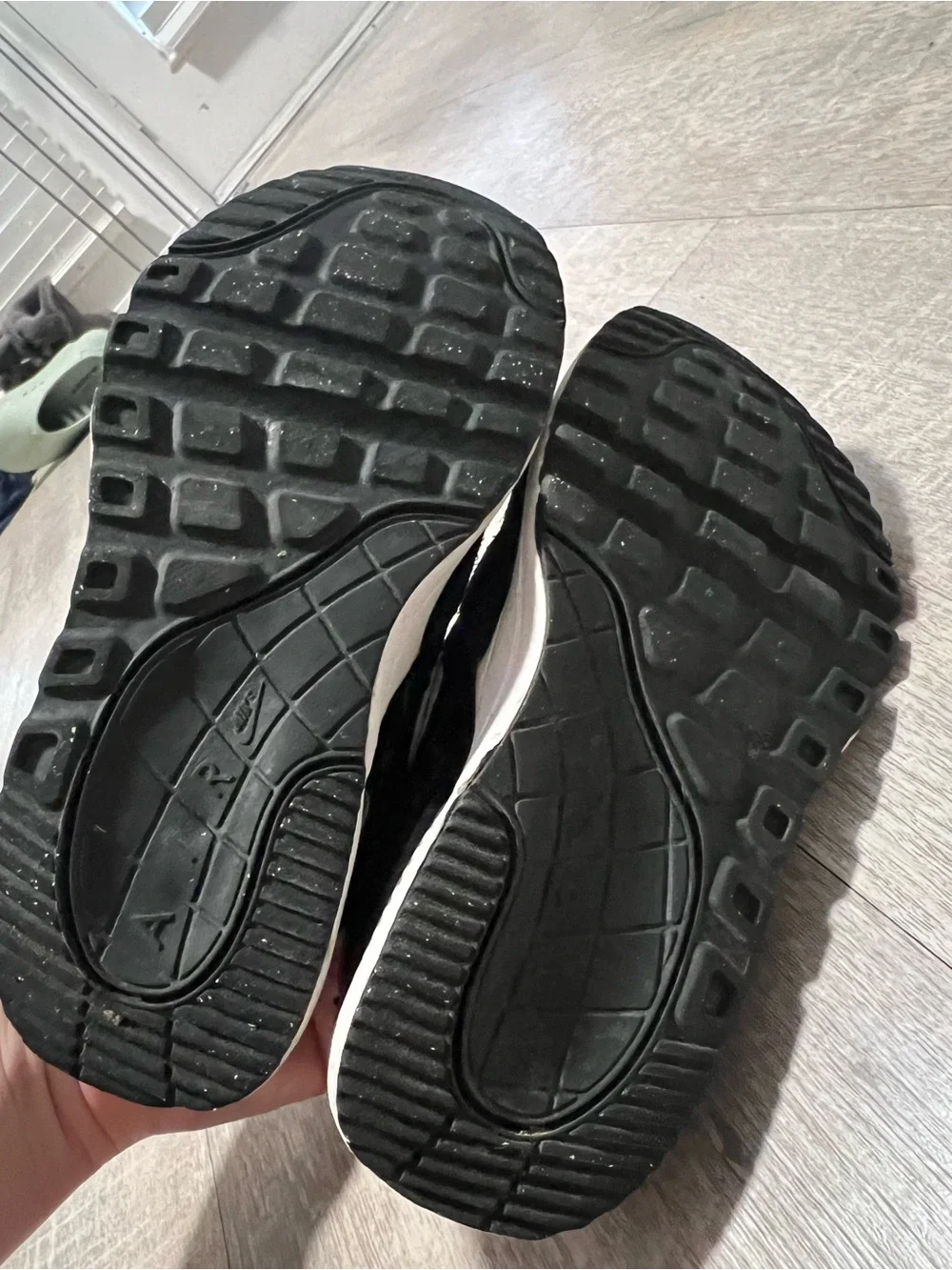 Kids Nike Black and White Athletic Sneakers Size 11C - Picture 5 of 8